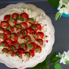 En vacker jordgubbstårta, perfekt för ett sommarfika. Detta jordgubbstårta recept är en klassiker.
