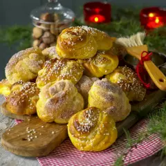 En hög med gyllene lussekatter, redo att avnjutas. Frida har bakat med kärlek och saffran, och resultatet är en fest för ögat och gommen.