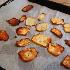 Ugnsbakad halloumi på bakplåtspapper, perfekt för ett snabbt och gott halloumi recept.