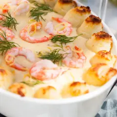 Gratinerad fiskrätt med räkor och potatis. Ett härligt fisk recept som passar perfekt för en festlig middag.