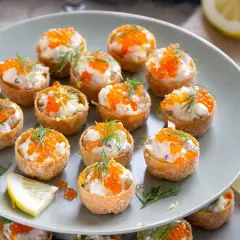 Små krustader med en krämig fyllning toppad med orange rom och dill. En festlig aptitretare!