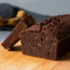 Chokladkaka med banan, perfekt för att baka utan socker. En skiva är uppskuren och visar saftig insida.