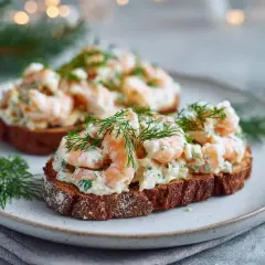 Två smörgåsar med räkröra och dill, perfekta att baka snabbt till fika.