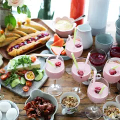 En härlig frukostbuffé med smoothies, frukt, ost, ägg och bakverk. Perfekta frukost tips för en lyxig start på dagen!