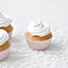 Tre fluffiga muffins med vit frosting, perfekta för ett enkelt frosting recept.