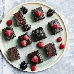 Små chokladbitar med hallon och björnbär, perfekta att baka med.