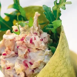 En läcker wrap med tonfiskröra, rödlök och ruccola. Ett enkelt och gott tonfisk recept för lunch eller middag.