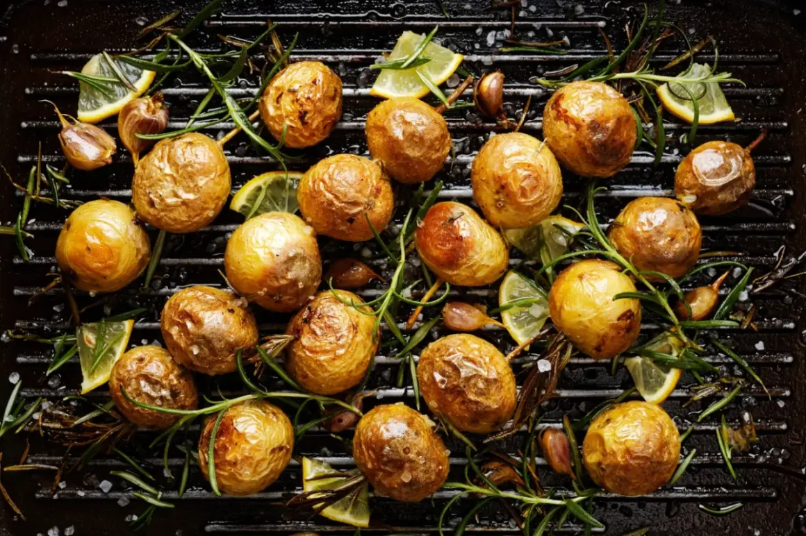Gyllene, krispiga småpotatisar som grillas med rosmarin, vitlök och citronklyftor på en grillpanna. En härlig rätt att grilla potatis till!