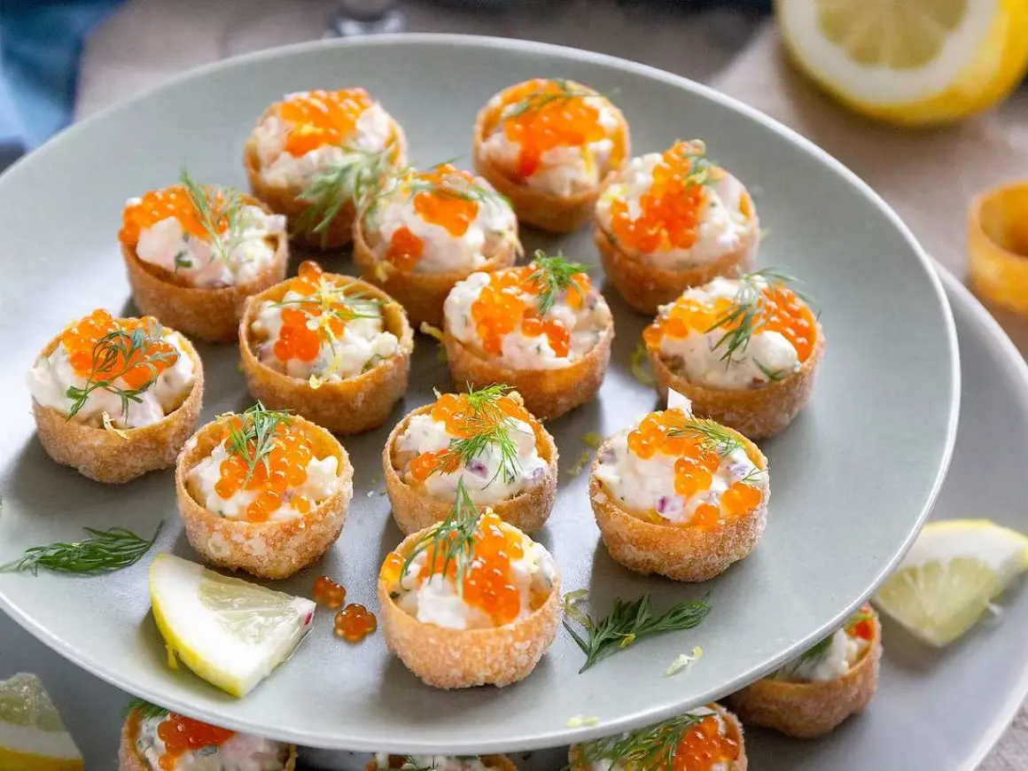 Små krustader med en krämig fyllning toppad med orange rom och dill. En festlig aptitretare!
