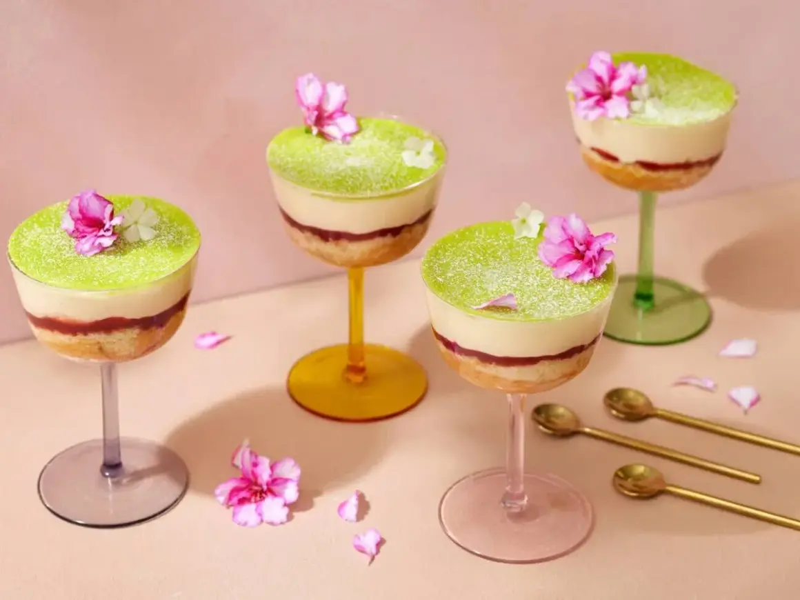 Fyra vackra prinsesstårtor i glas, dekorerade med blommor och pudrade med florsocker. En festlig dessert!