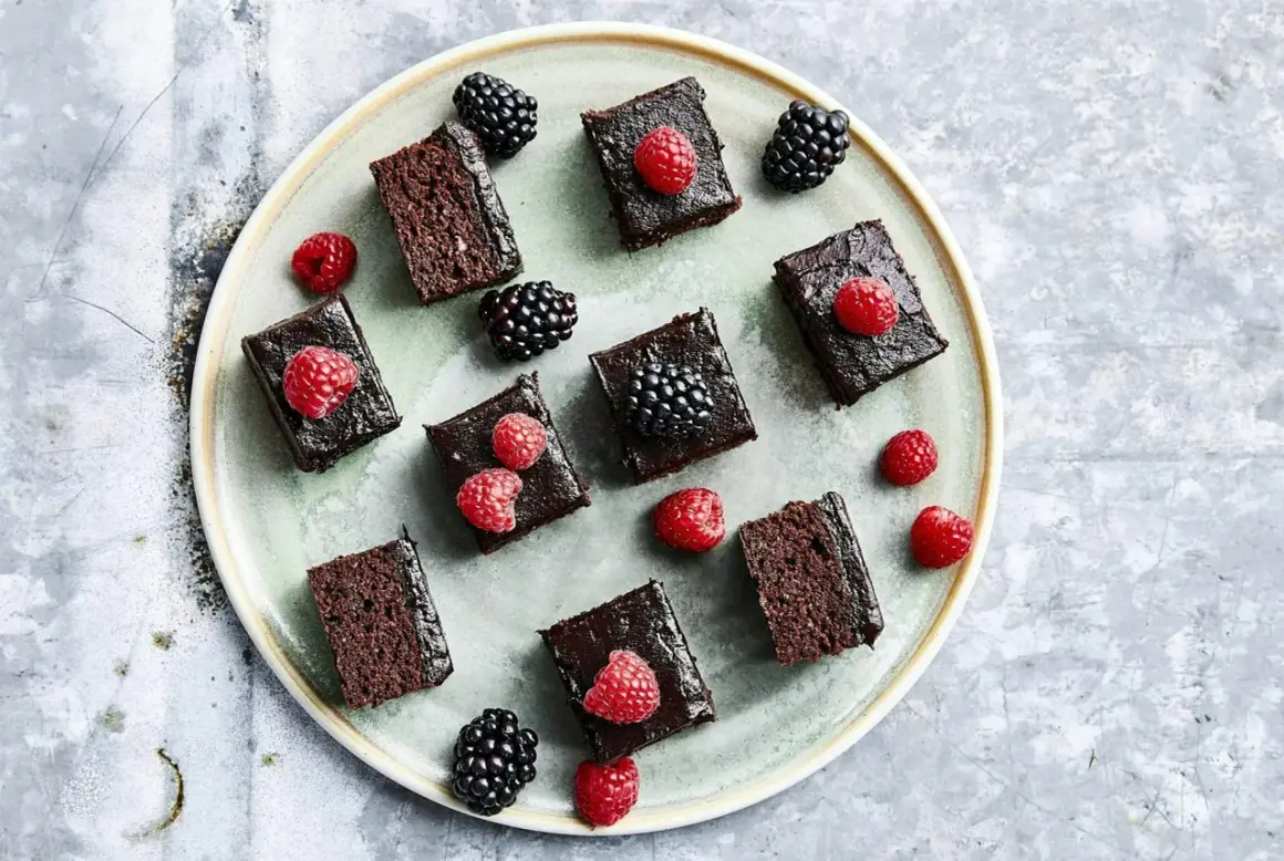 Små chokladbitar med hallon och björnbär, perfekta att baka med.
