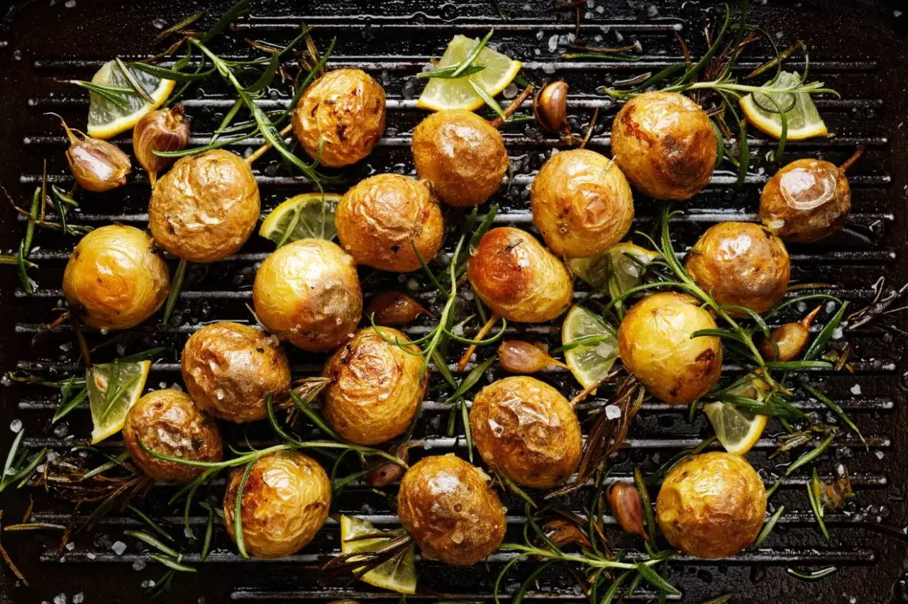 Grilla potatis med krispig yta och mjuk kärna