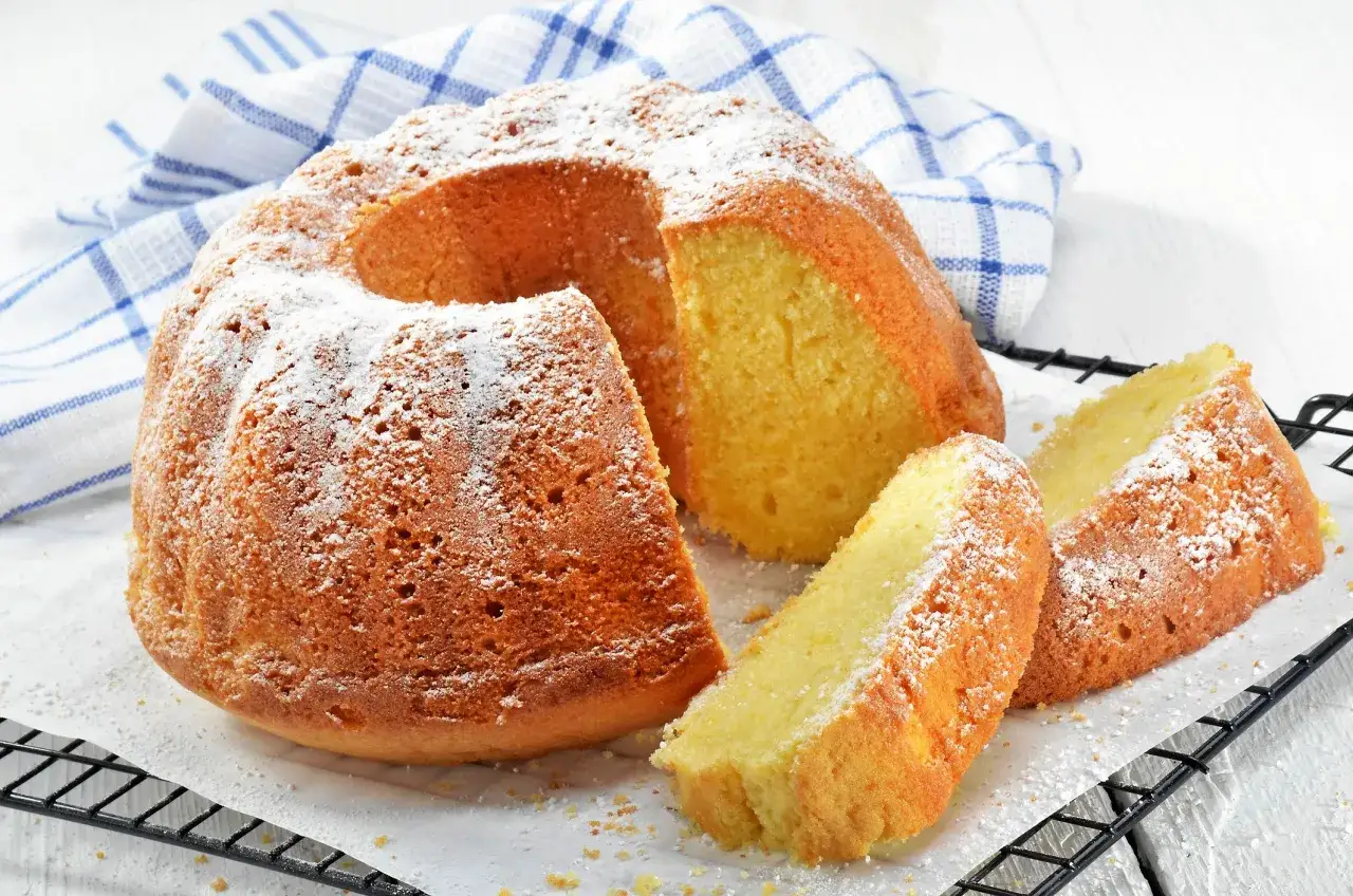 En saftig sockerkaka, perfekt att baka till fikat. Pudrad med florsocker och med två generösa bitar upplagda.
