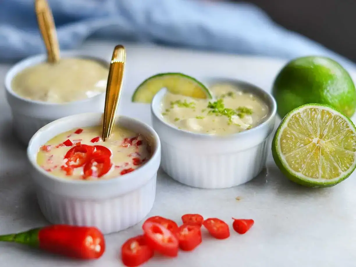 Tre skålar med krämig aioli, en med chili, en med lime. Perfekt för ditt aioli recept!