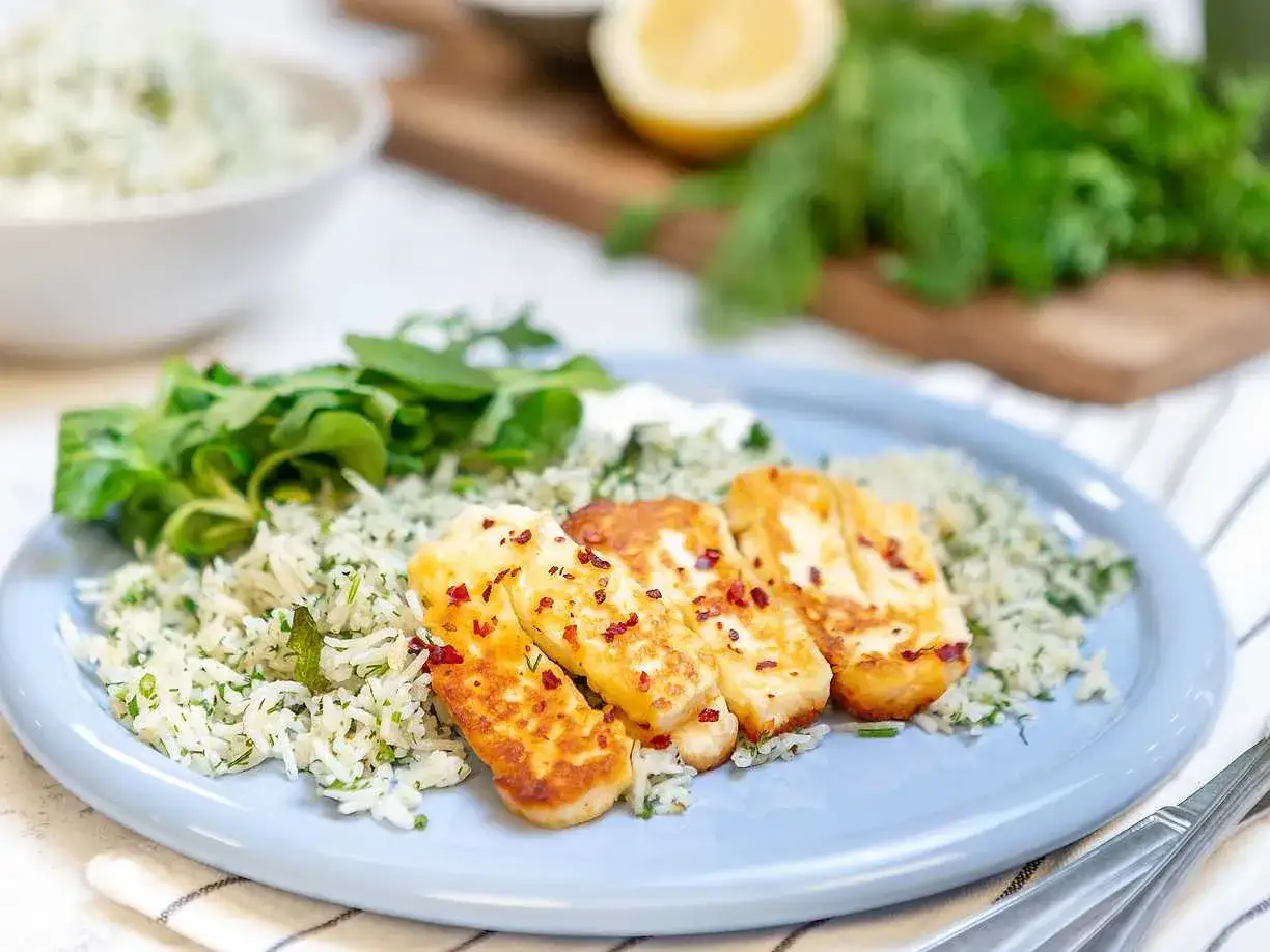Stekt halloumi med örtris och en fräsch sallad. Ett enkelt och gott halloumi recept som passar perfekt till middag.