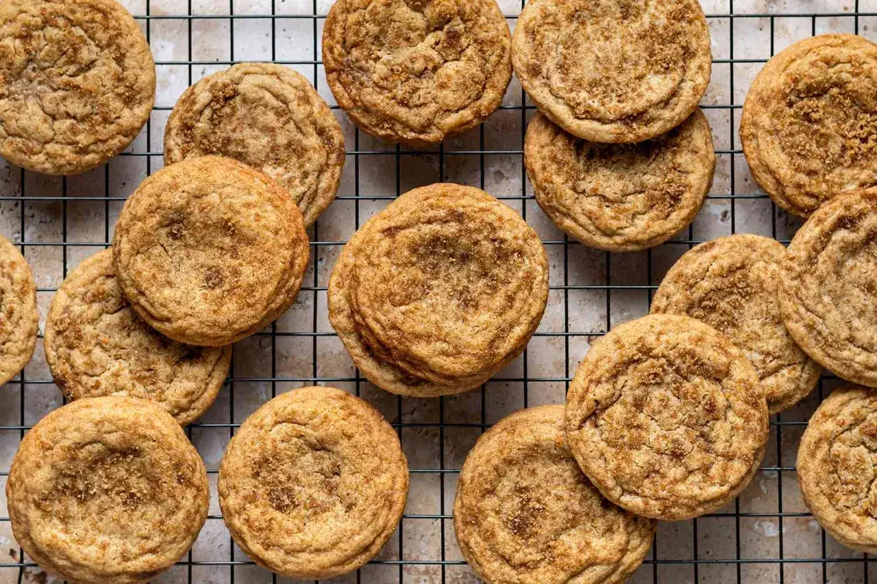 En hög med nybakade snickerdoodles, perfekta att baka med farinsocker. De har en härlig, spröd yta och en mjuk insida.