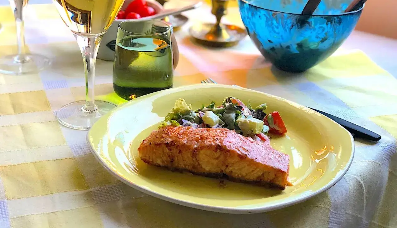 Grillad lax med sallad, perfekt för ett somrigt grill recept. Ett glas vitt vin till.