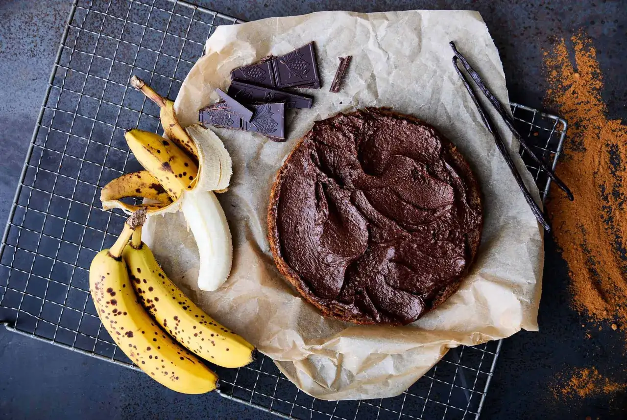 En chokladkaka med banan och mörk choklad, perfekt för att baka utan socker.