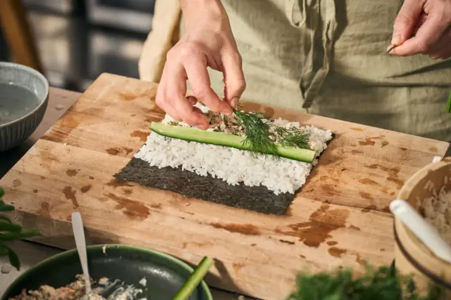Gör sushi hemma med rätt ris och enkel makiteknik